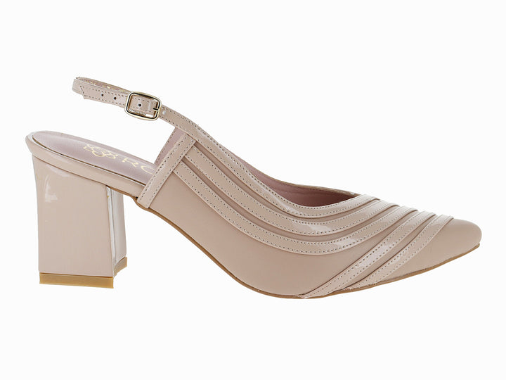 Zapato de tacón cuadrado color nude con correa al tobillo y detalles lineales en la punta.