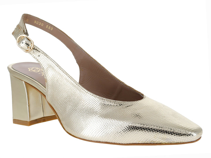 Zapato elegante de mujer en color oro con tacón grueso y correa ajustable al tobillo.