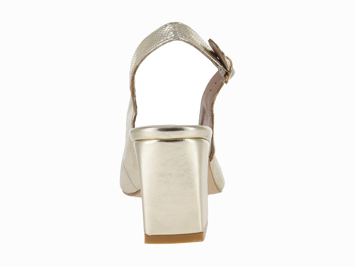 Zapato elegante de mujer en color oro con tacón grueso y correa ajustable al tobillo.