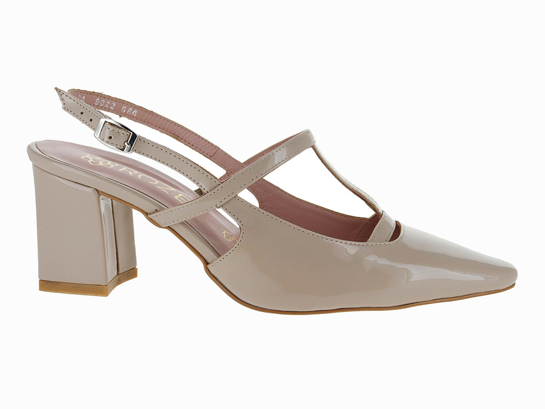 Zapato de tacón cuadrado color beige en acabado charol brillante con correa ajustable.