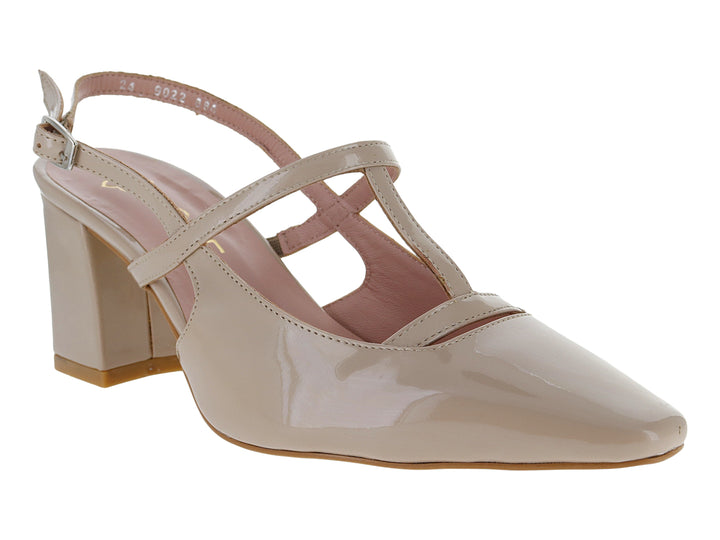 Zapato de tacón cuadrado color beige en acabado charol brillante con correa ajustable.