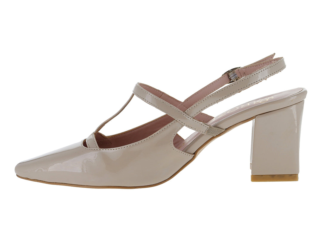 Zapato de tacón cuadrado color beige en acabado charol brillante con correa ajustable.