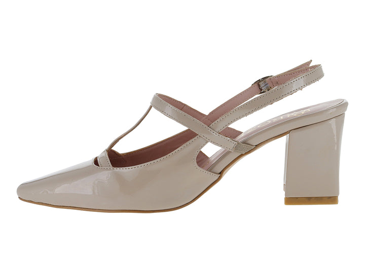 Zapato de tacón cuadrado color beige en acabado charol brillante con correa ajustable.