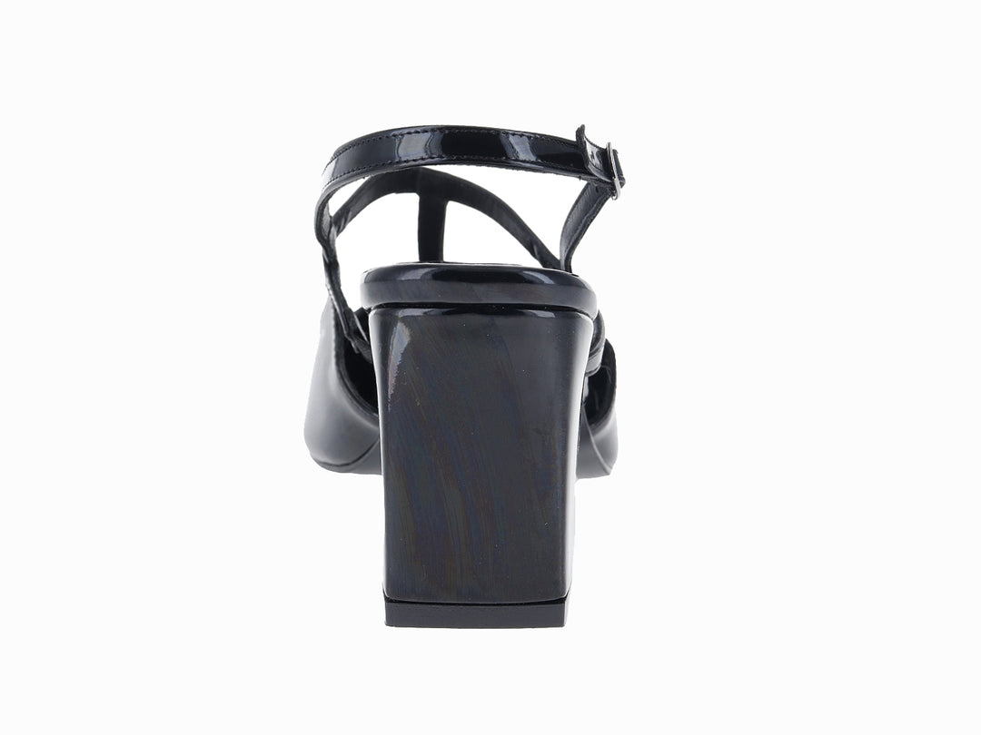 Zapato negro de charol con tacón cuadrado y correas cruzadas, punta fina.