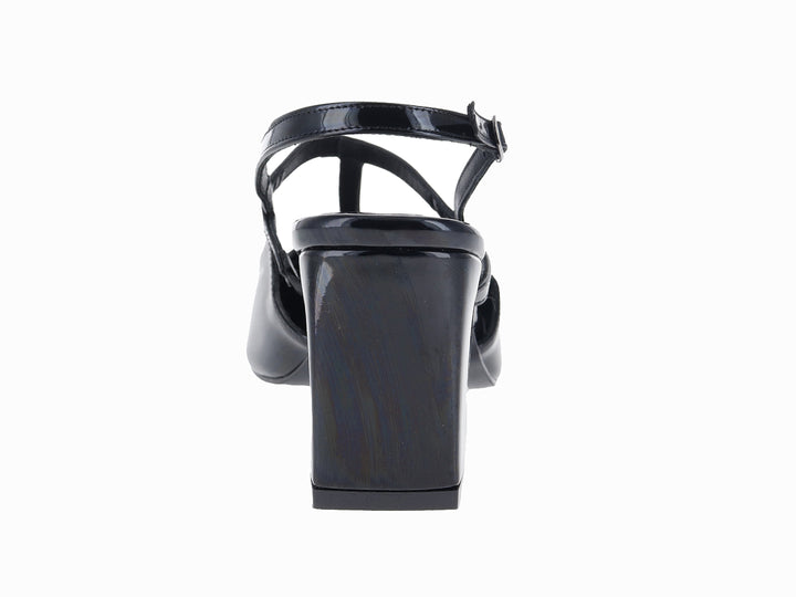 Zapato negro de charol con tacón cuadrado y correas cruzadas, punta fina.