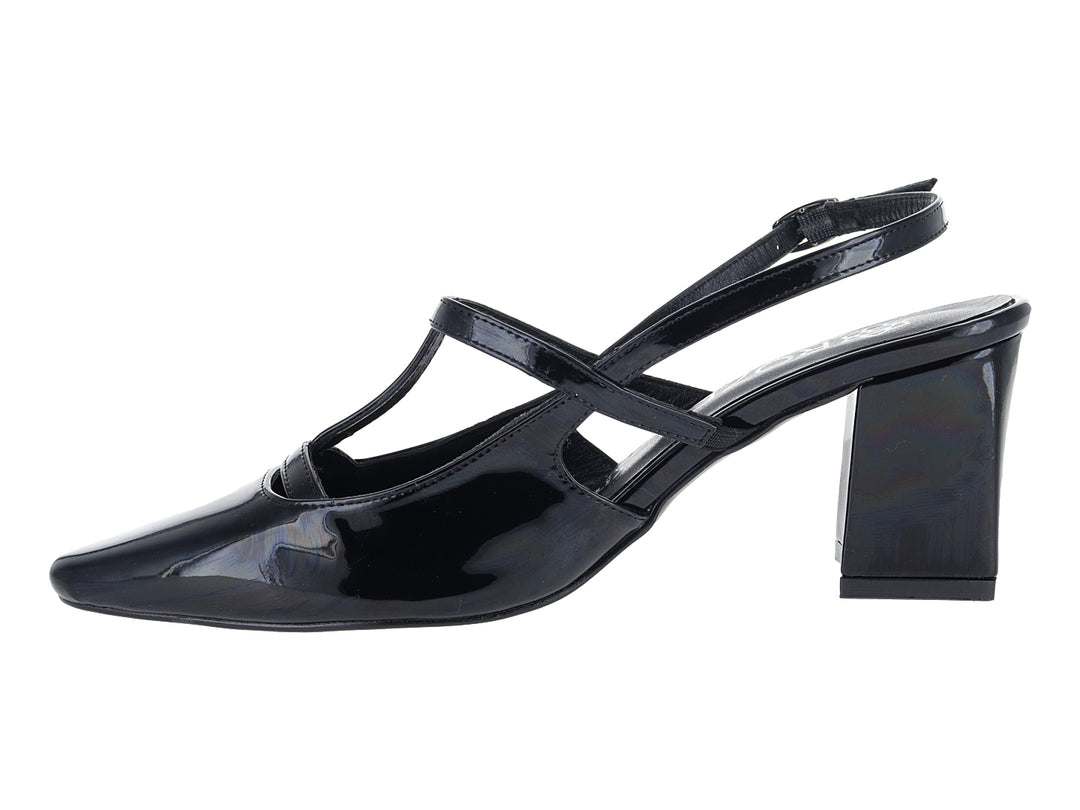 Zapato negro de charol con tacón cuadrado y correas cruzadas, punta fina.