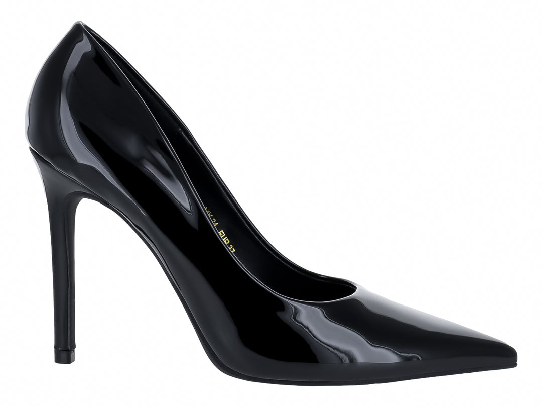 Zapato de tacón alto estilo stiletto en color negro charol brillante con punta fina.
