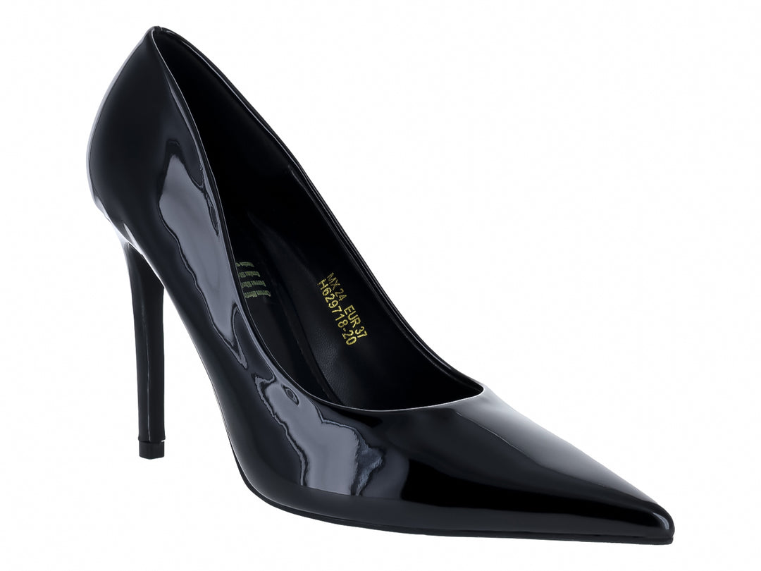 Zapato de tacón alto estilo stiletto en color negro charol brillante con punta fina.