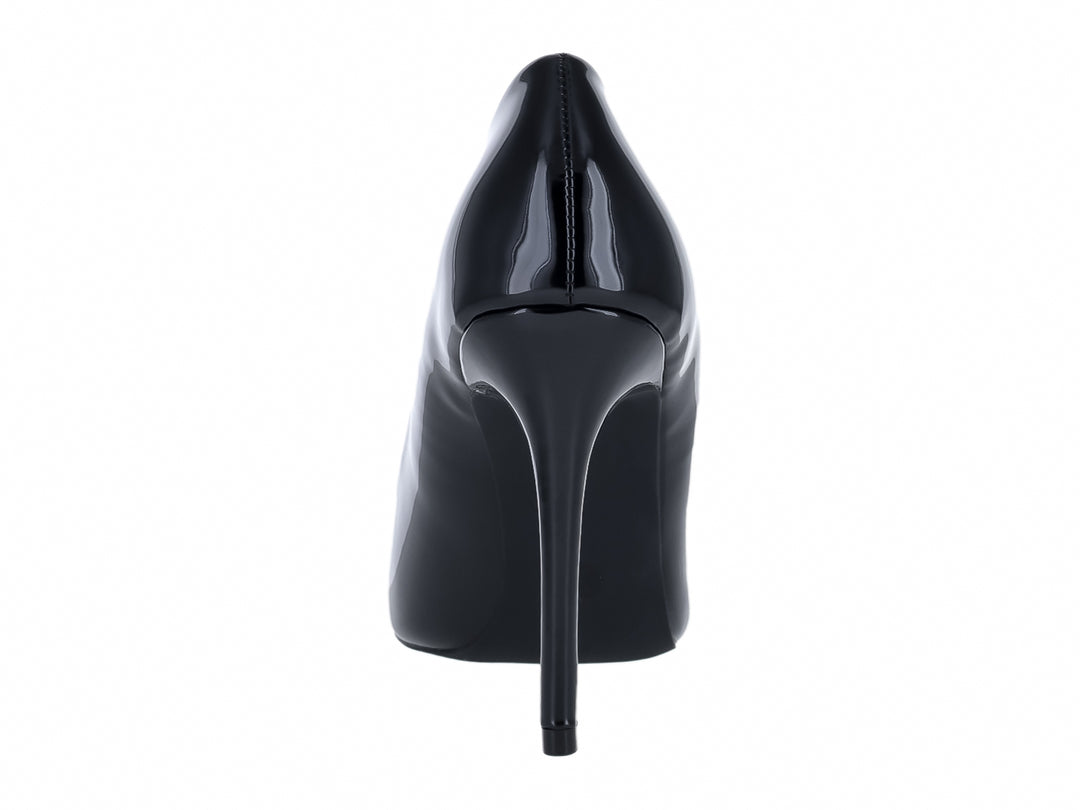 Zapato de tacón alto estilo stiletto en color negro charol brillante con punta fina.