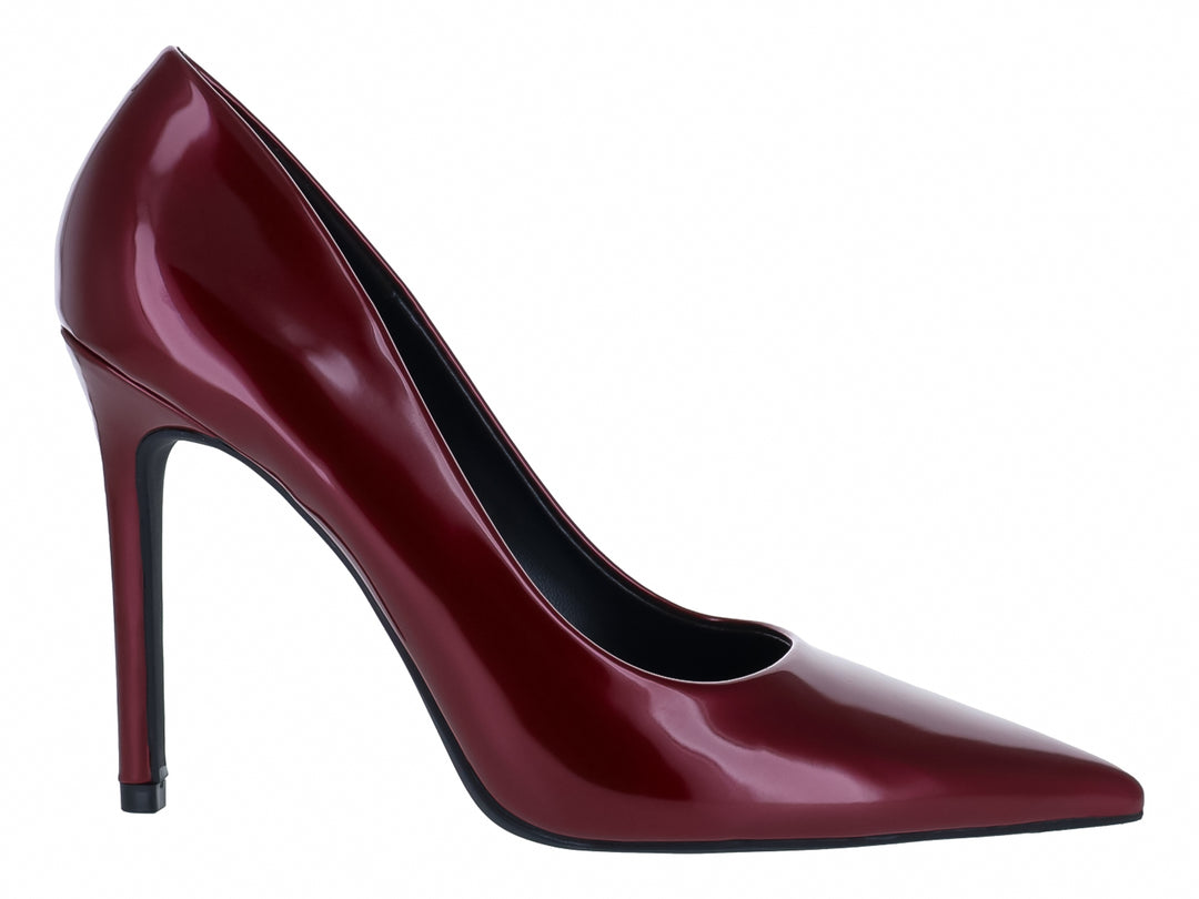 Zapato de tacón alto color vino con acabado brillante en charol y punta fina.