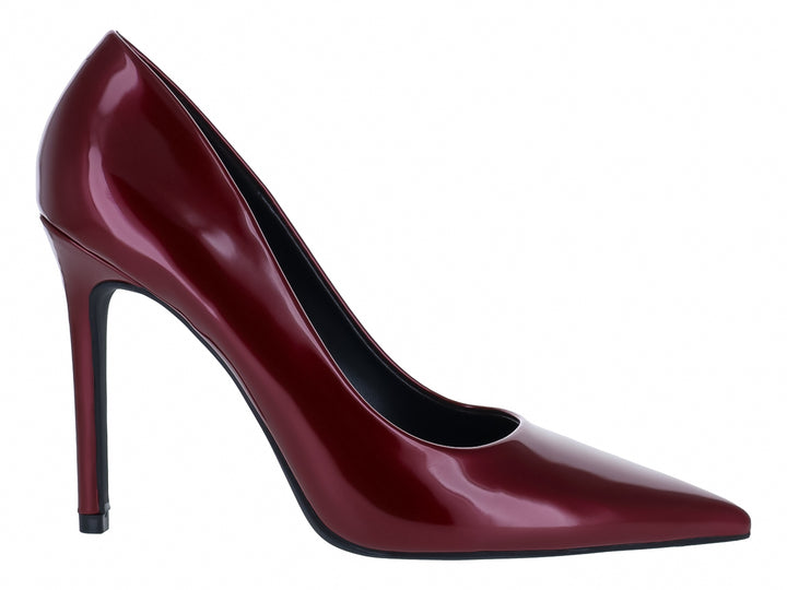Zapato de tacón alto color vino con acabado brillante en charol y punta fina.