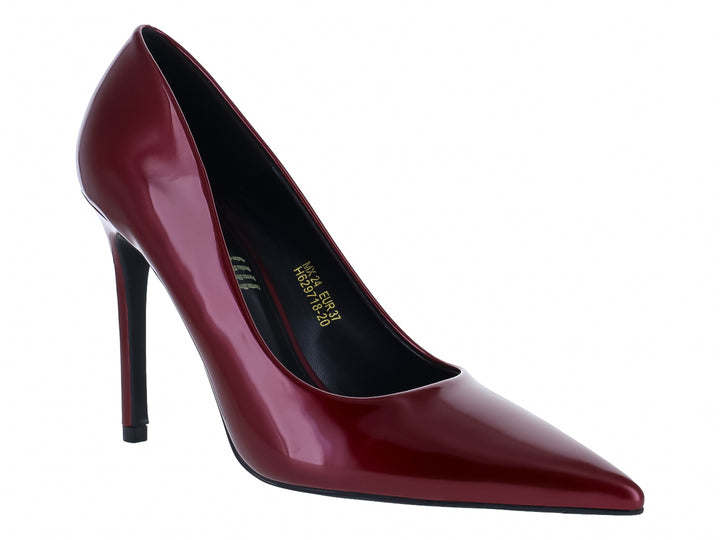 Zapato de tacón alto color vino con acabado brillante en charol y punta fina.