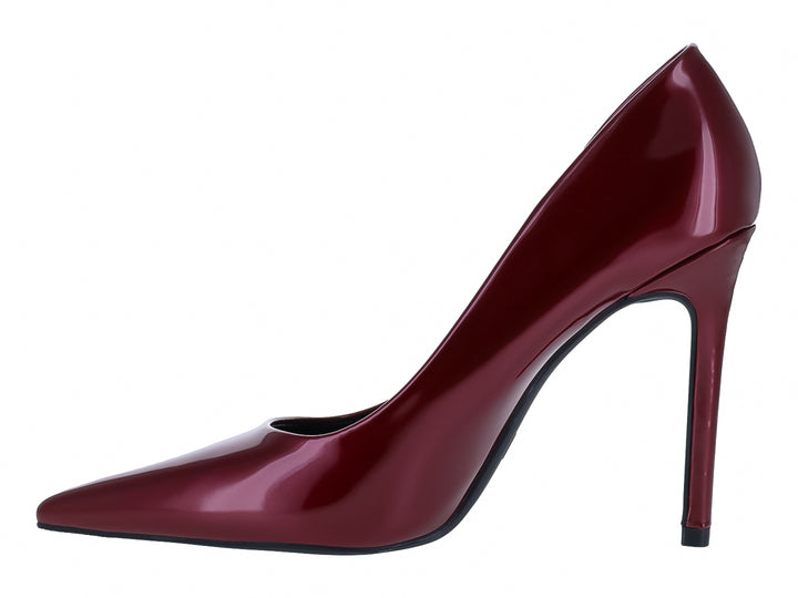 Zapato de tacón alto color vino con acabado brillante en charol y punta fina.
