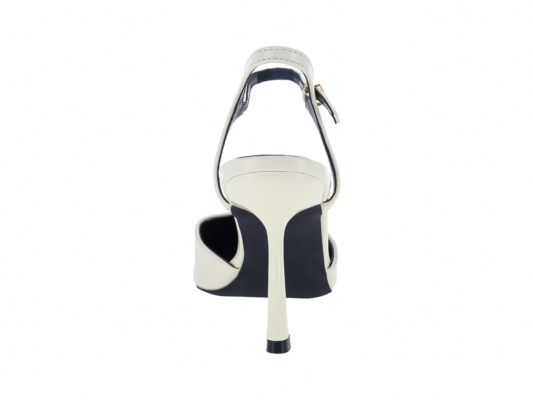 Zapato de tacón alto color latte en acabado charol brillante con correa ajustable al tobillo y suela negra.