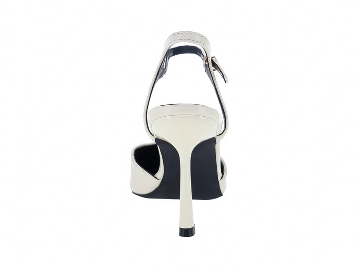 Zapato de tacón alto color latte en acabado charol brillante con correa ajustable al tobillo y suela negra.