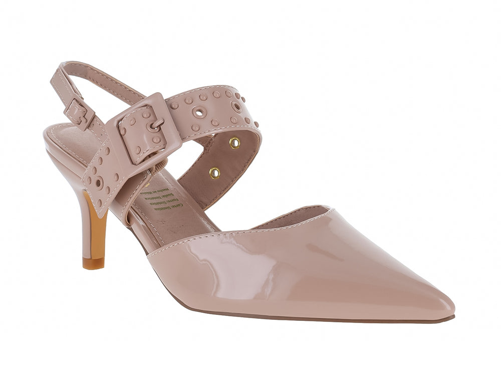 Zapato de tacón beige en acabado charol brillante con punta cerrada y correa ajustable decorada con tachuelas.