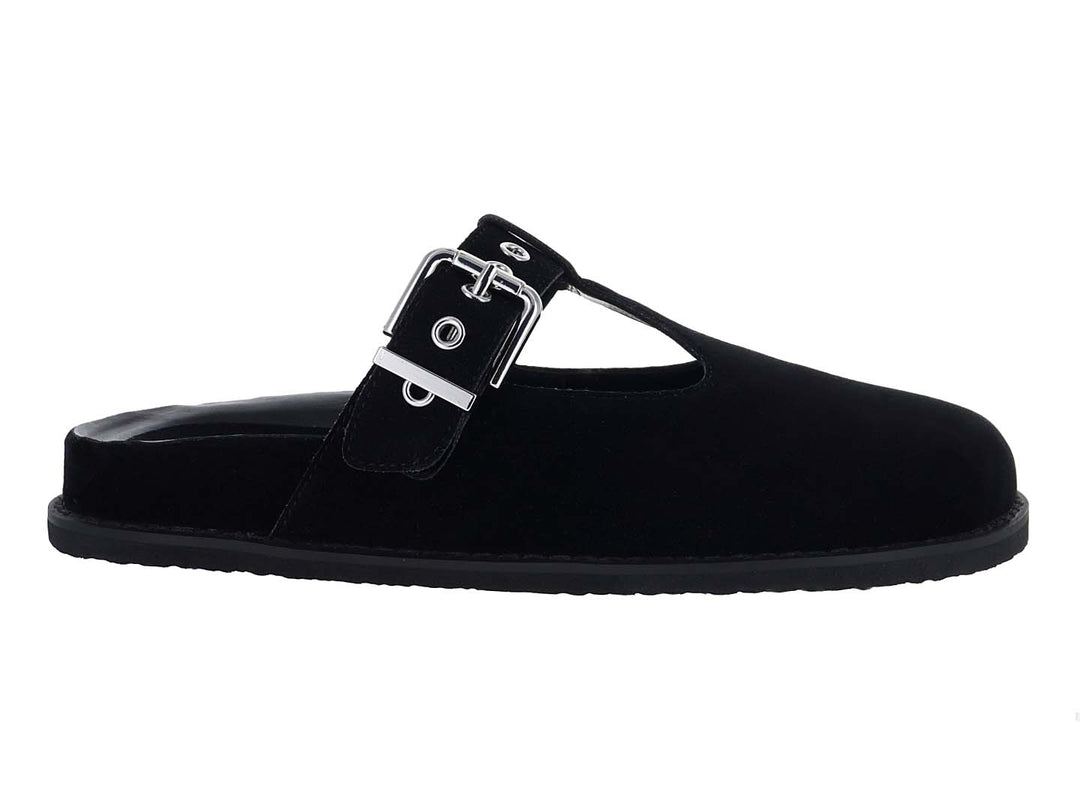 Zapato cerrado color negro con correa y hebilla plateada.