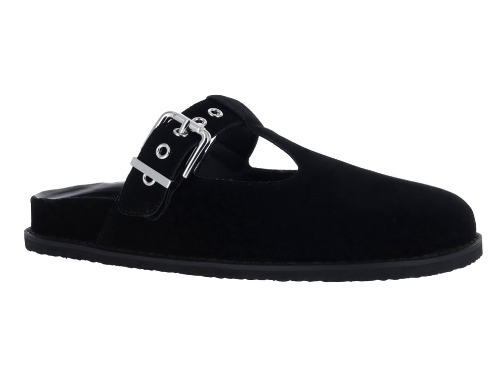 Zapato cerrado color negro con correa y hebilla plateada.