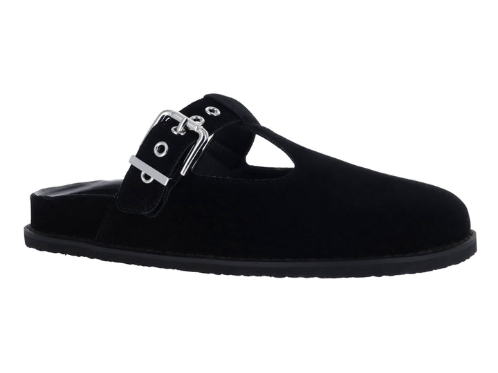 Zapato cerrado color negro con correa y hebilla plateada.