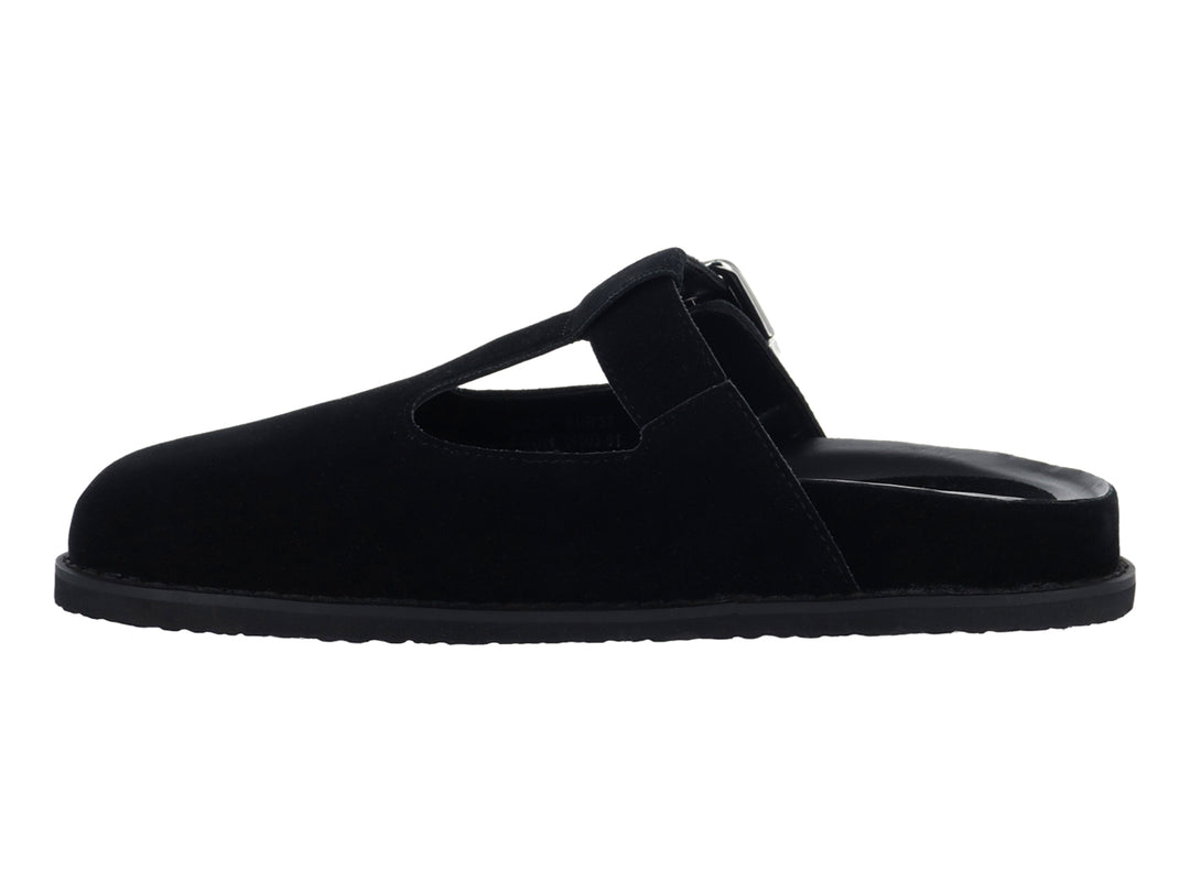 Zapato cerrado color negro con correa y hebilla plateada.