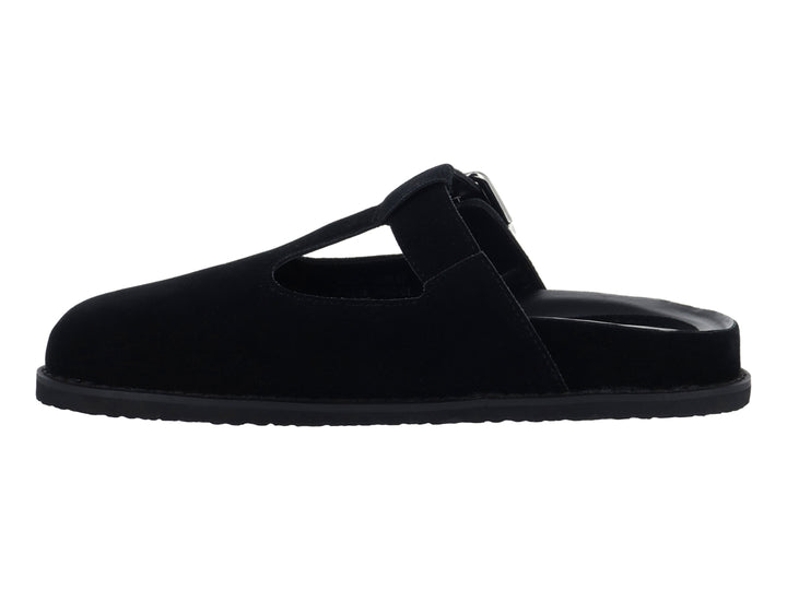 Zapato cerrado color negro con correa y hebilla plateada.