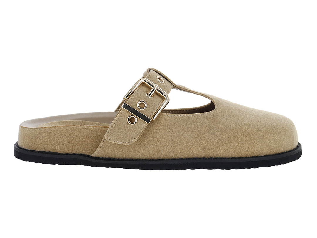 Zueco color beige de material sintético con hebilla ajustable y suela negra.