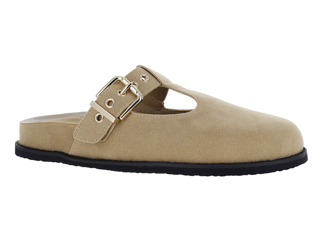 Zueco color beige de material sintético con hebilla ajustable y suela negra.