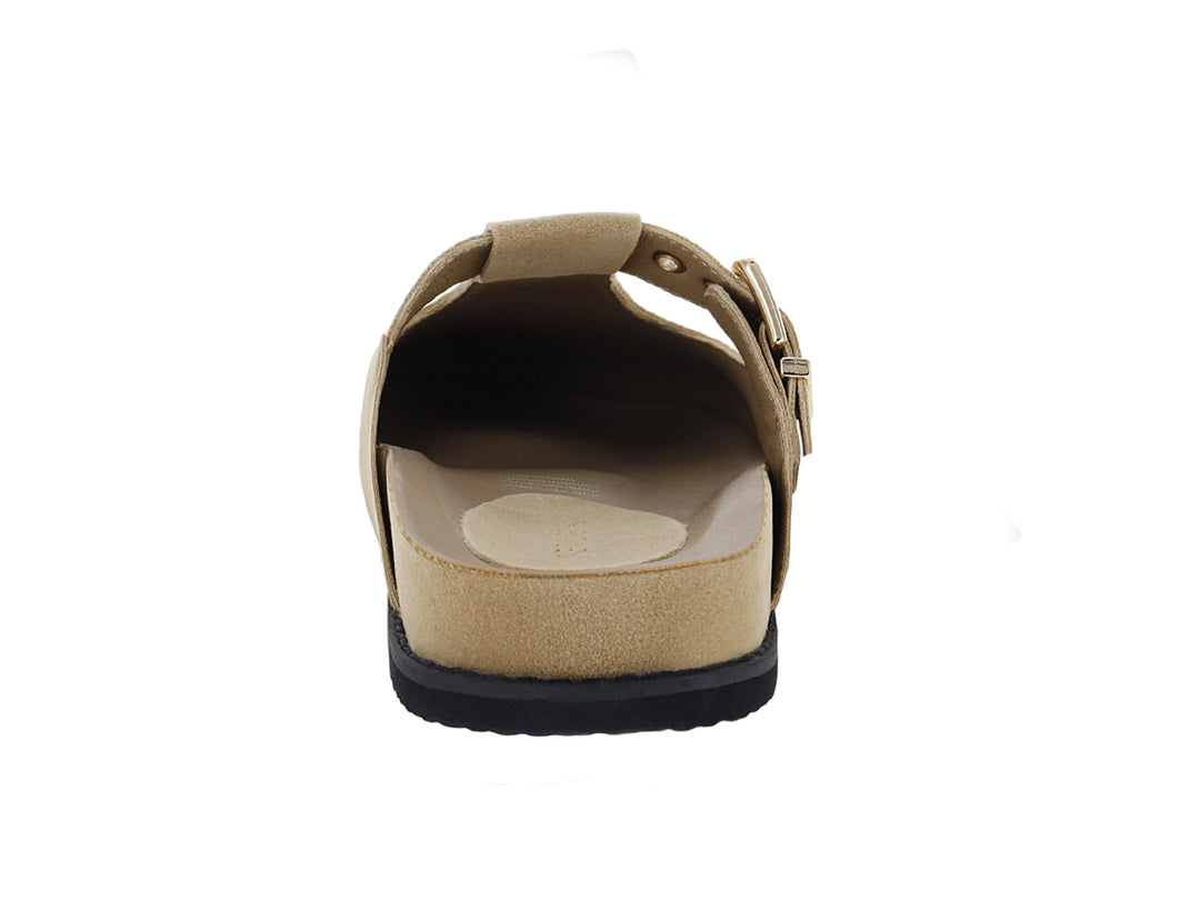 Zueco color beige de material sintético con hebilla ajustable y suela negra.