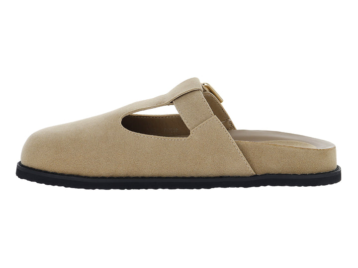 Zueco color beige de material sintético con hebilla ajustable y suela negra.