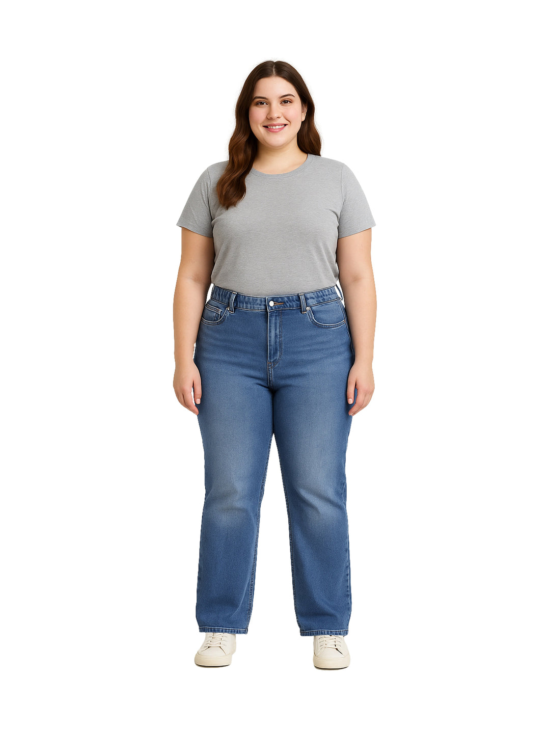 Mujer vistiendo pantalones jeans azul claro de corte recto y camiseta gris.