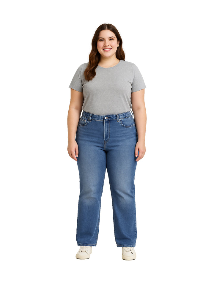 Mujer vistiendo pantalones jeans azul claro de corte recto y camiseta gris.