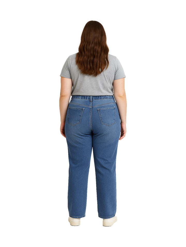 Mujer vistiendo pantalones jeans azul claro de corte recto y camiseta gris.
