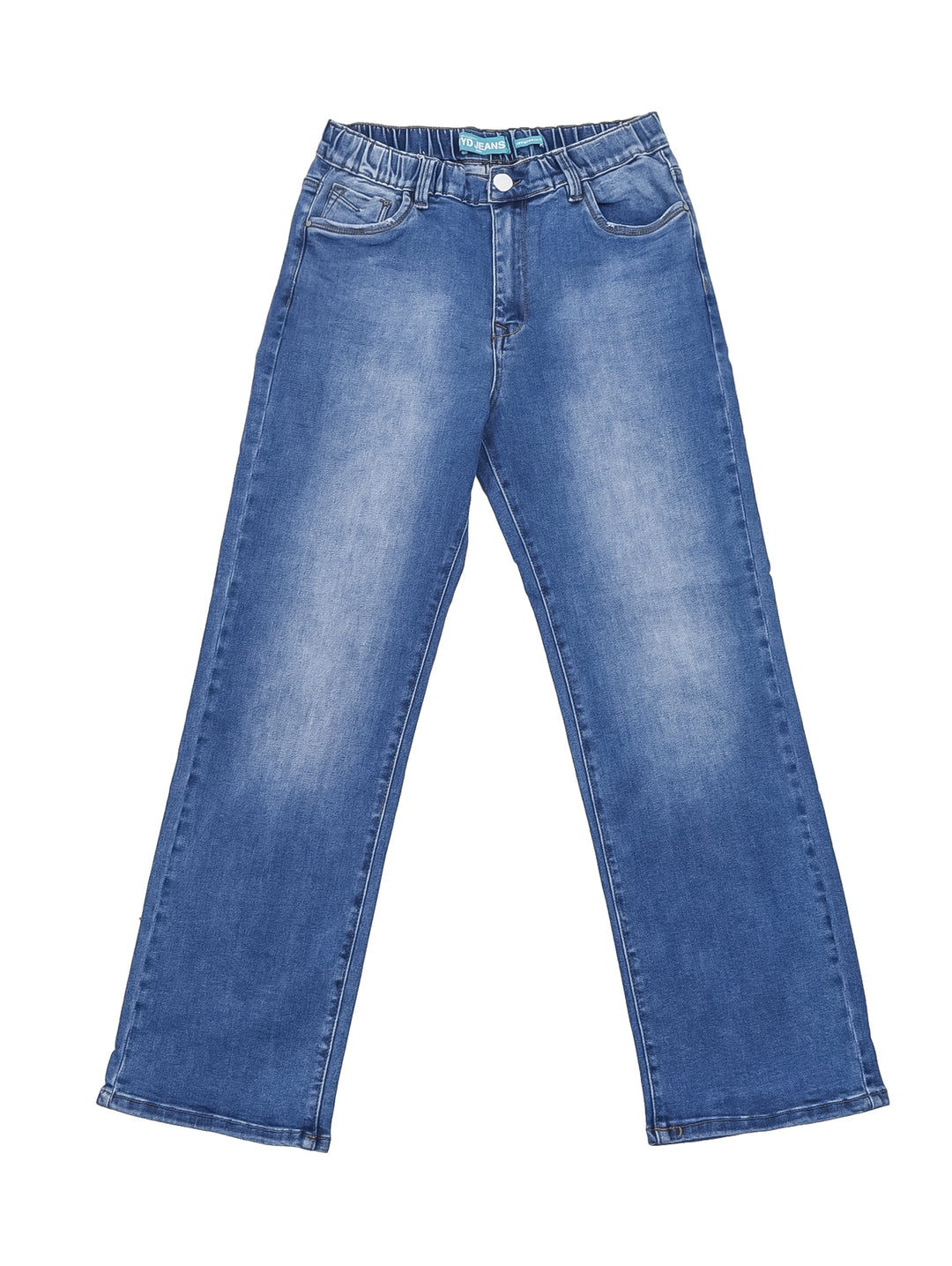 Mujer vistiendo pantalones jeans azul claro de corte recto y camiseta gris.