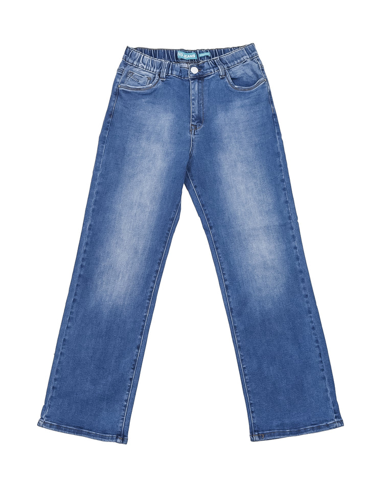 Mujer vistiendo pantalones jeans azul claro de corte recto y camiseta gris.
