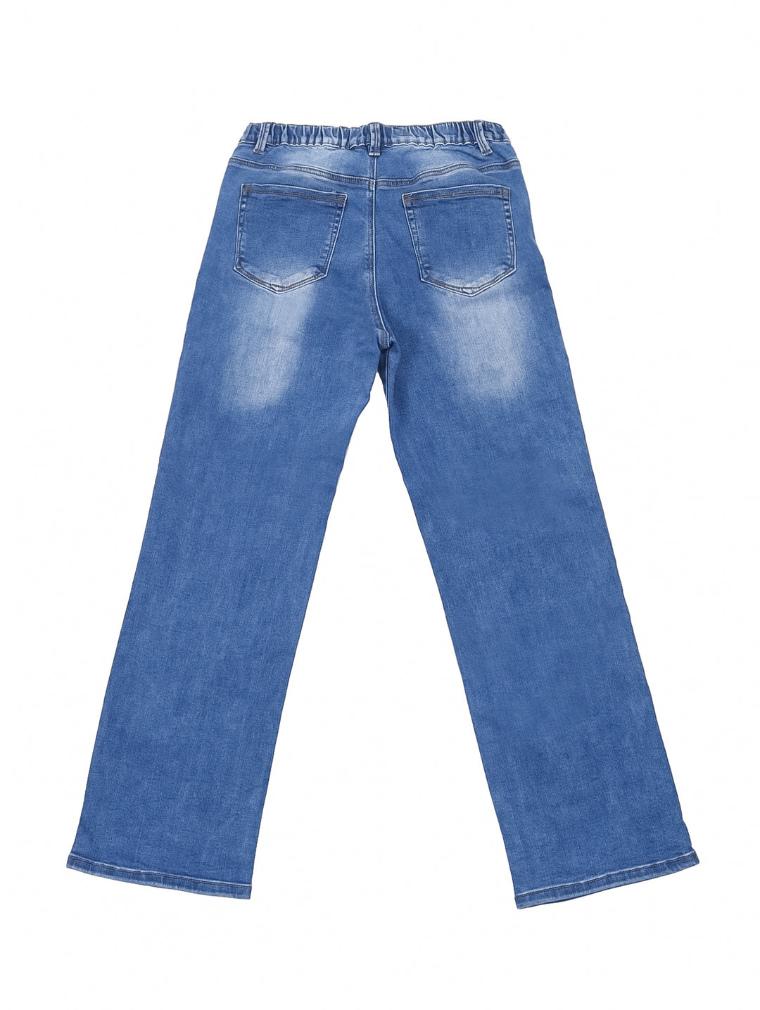 Mujer vistiendo pantalones jeans azul claro de corte recto y camiseta gris.