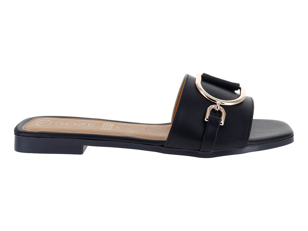 Sandalia plana color negro para mujer con hebilla decorativa dorada.