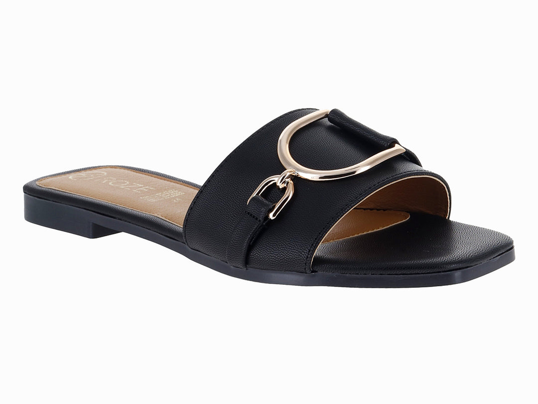 Sandalia plana color negro para mujer con hebilla decorativa dorada.