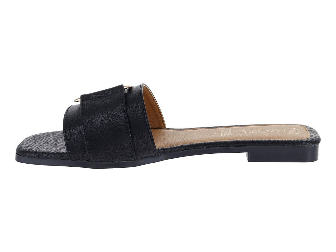 Sandalia plana color negro para mujer con hebilla decorativa dorada.