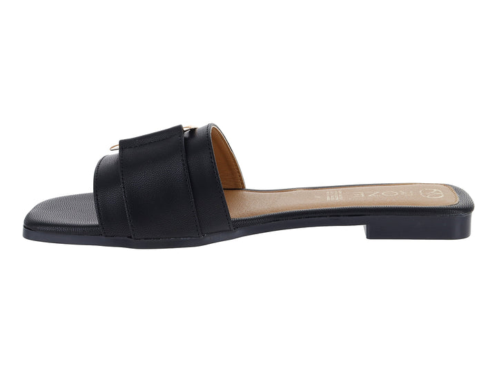 Sandalia plana color negro para mujer con hebilla decorativa dorada.