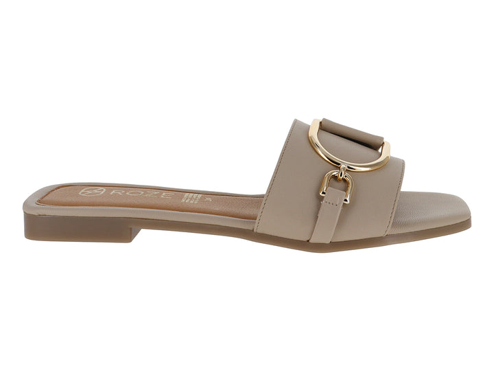 Sandalia slide color beige con hebilla dorada decorativa.