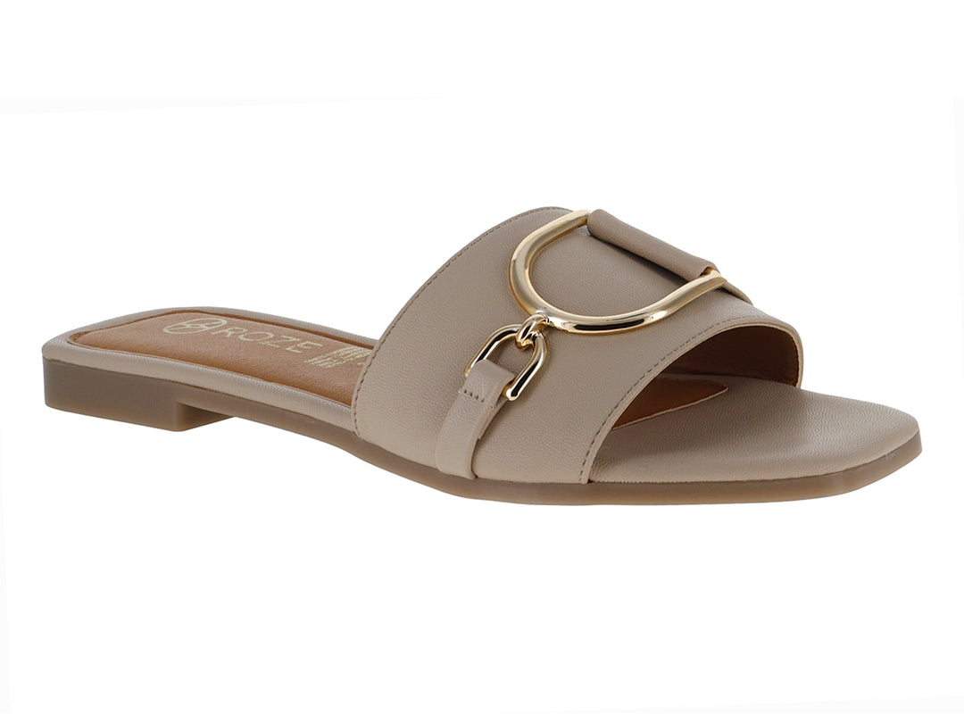Sandalia slide color beige con hebilla dorada decorativa.