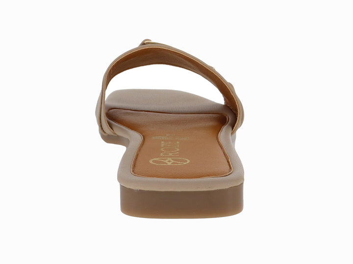 Sandalia slide color beige con hebilla dorada decorativa.