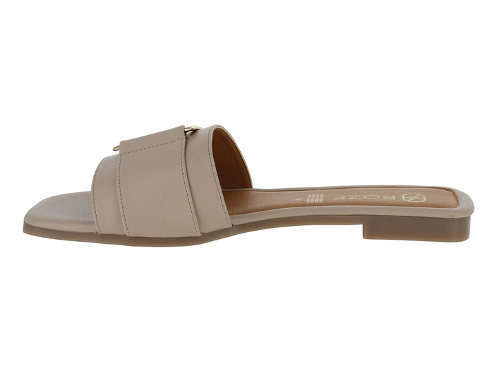 Sandalia slide color beige con hebilla dorada decorativa.
