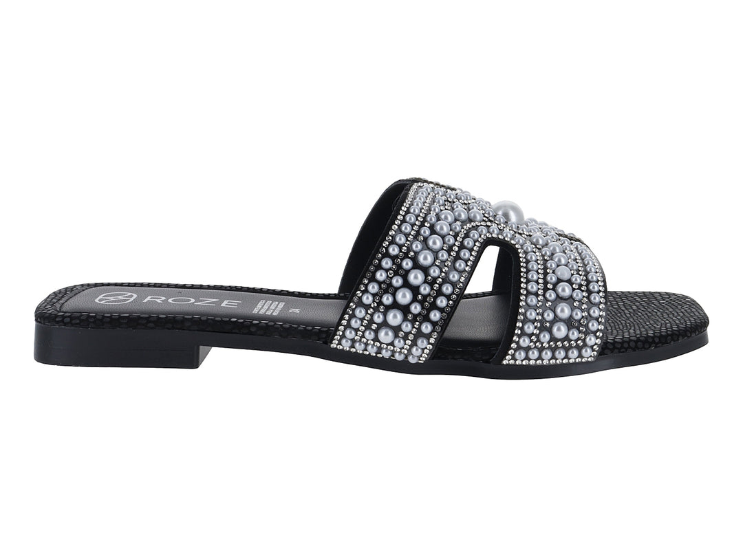 Sandalias negras de marca ROZE con tira ancha decorada con perlas y cristales blancos.