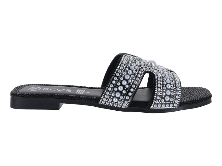 Sandalias negras de marca ROZE con tira ancha decorada con perlas y cristales blancos.
