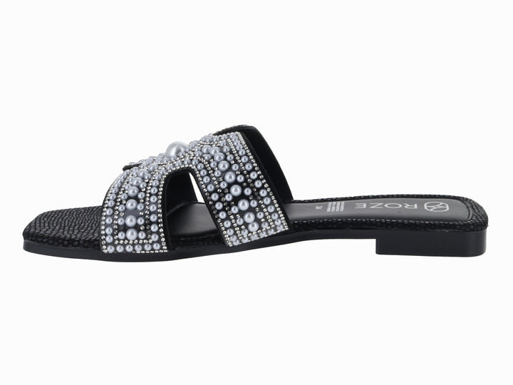 Sandalias negras de marca ROZE con tira ancha decorada con perlas y cristales blancos.