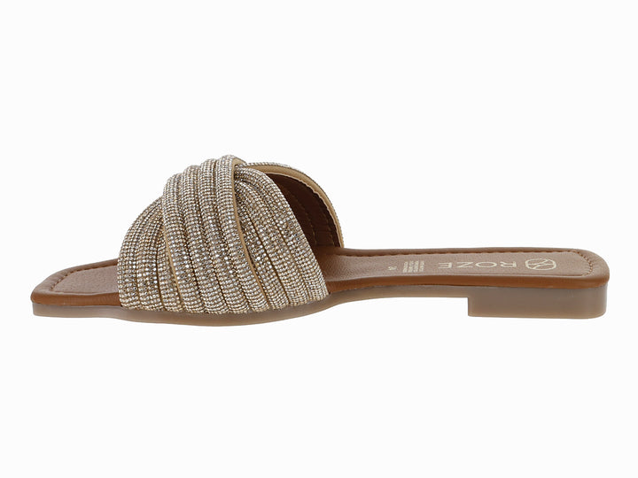 Sandalia plana color oro para niña con tira frontal trenzada y detalles brillantes.