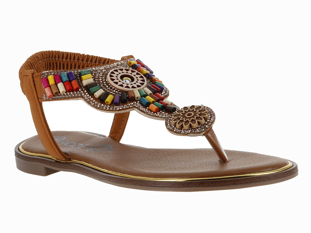 Sandalia plana color camel para niña con adornos de cuentas multicolores y detalle circular dorado.