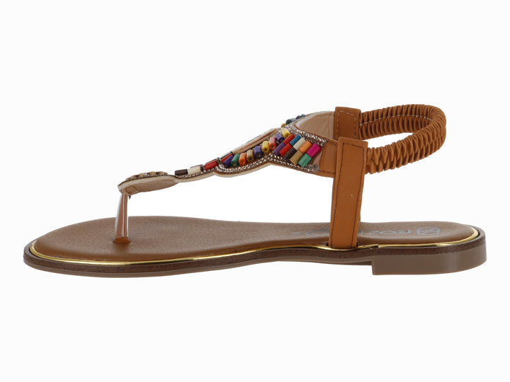 Sandalia plana color camel para niña con adornos de cuentas multicolores y detalle circular dorado.