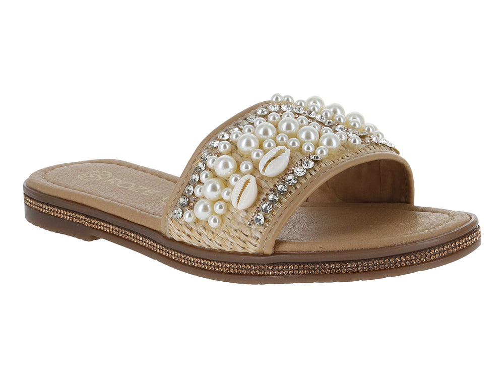 Sandalia color beige con detalles de perlas y una concha marina en la banda superior.